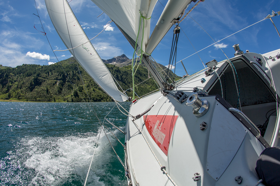 Segelboot mit weißem Segel auf dem Silsersee, Engadin, Graubünden, Schweiz – Jan Geerk Fotograf Basel