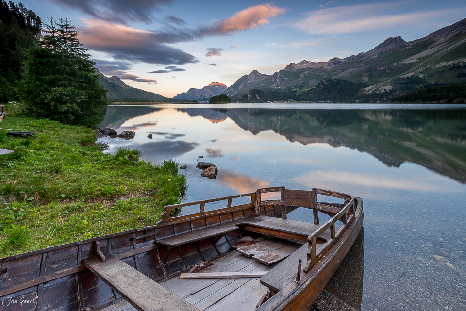 Altes Holzboot am Ufer des Silsersees mit Bergspiegelung in sommerlicher Abendstimmung Graubünden Schweiz – Jan Geerk Fotograf Basel