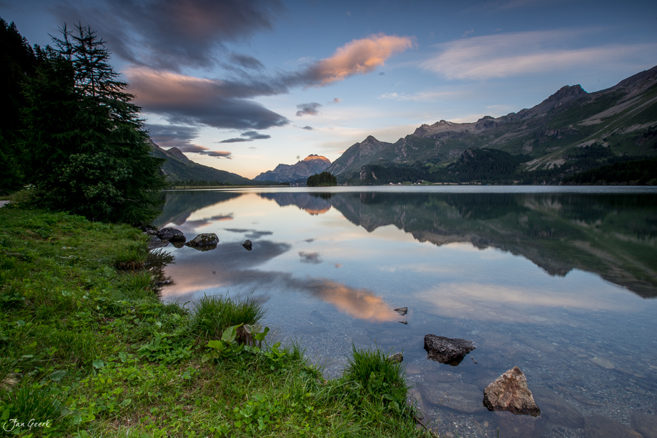 Spiegelglatter Bergsee mit Alpengipfeln bei Sonnenuntergang im Engadin, Graubünden, Schweiz – Jan Geerk Fotograf Basel