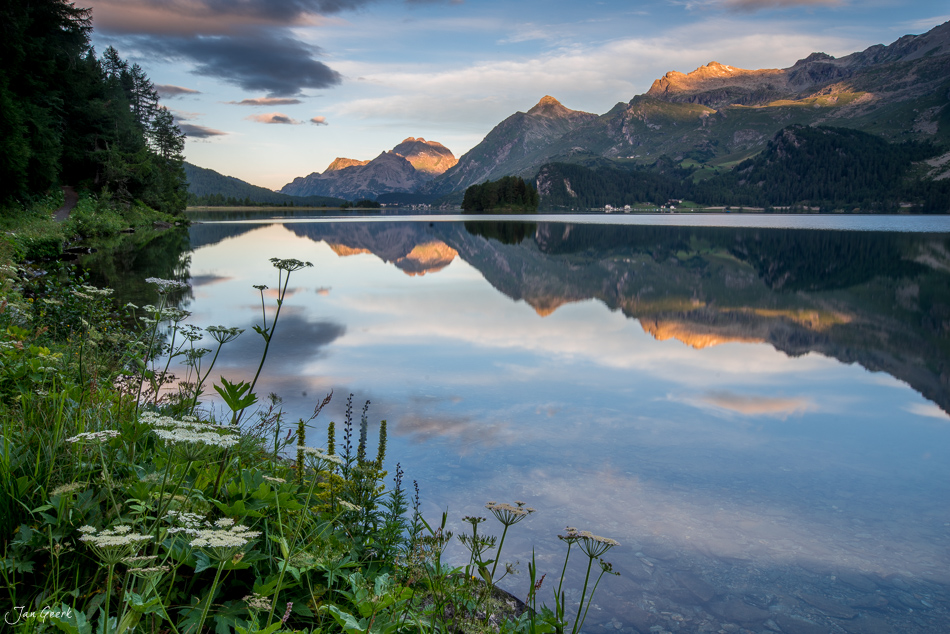 Spiegelglatte Seenlandschaft mit Bergpanorama am Silsersee in Engadin, Graubünden, Schweiz – Jan Geerk Fotograf Basel