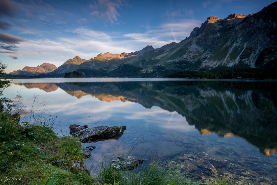 Spiegelglatter Silsersee mit verschneiten Bergspitzen bei Sonnenaufgang im Engadin Graubünden Schweiz Jan Geerk Fotograf Basel