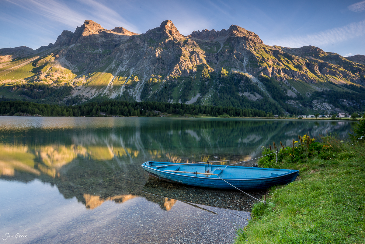 Blauer Bootsanker im Silsersee mit schneebedeckten Bergen in der Mitternachtssonne Engadins Graubünden Schweiz – Jan Geerk Fotograf Basel