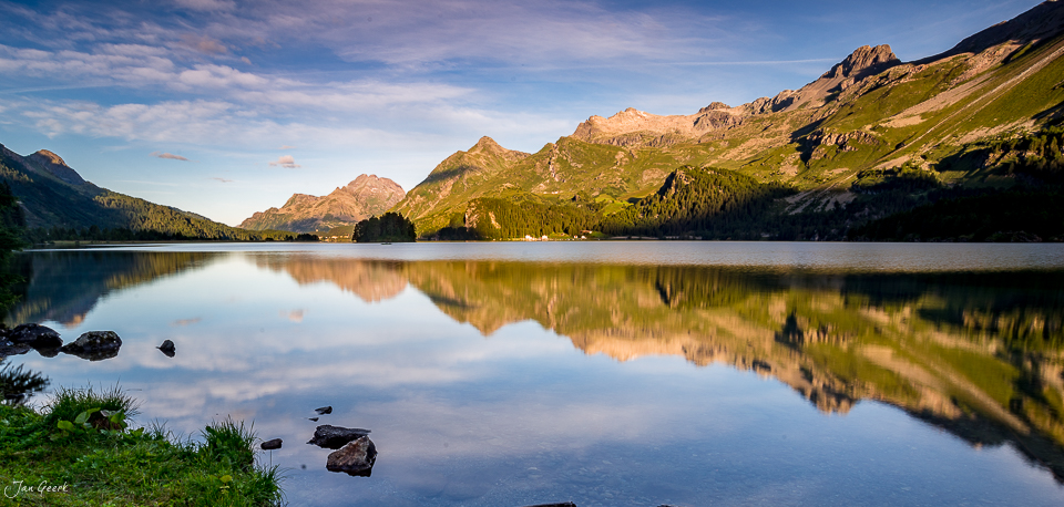 Spiegelglatter Bergsee mit Bergketten in Sommerlichtern, Engadin Graubünden Schweiz – Jan Geerk Fotograf Basel
