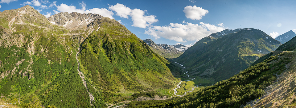 Alpental mit Flüelapass im Sommer, grüne Berghänge und Gebirgskette in Graubünden Schweiz – Jan Geerk Fotograf Basel
