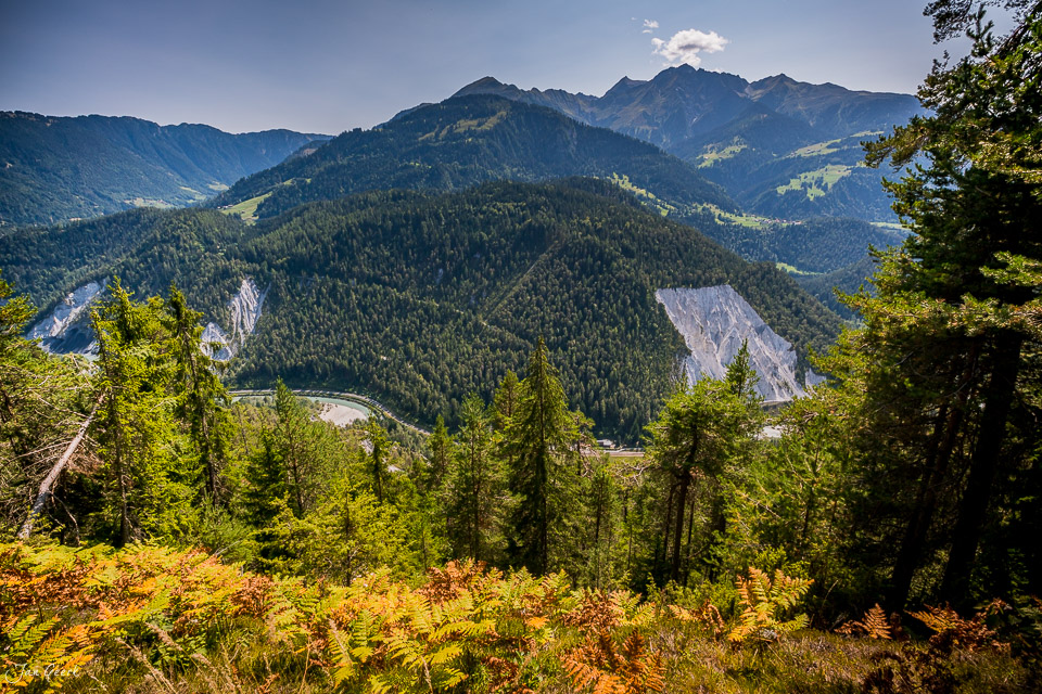 Berglandschaft mit Rheinschlucht bei Flims, Blick auf bewaldete Täler und Berge im Sommer, Graubünden Schweiz – Jan Geerk Fotograf Basel