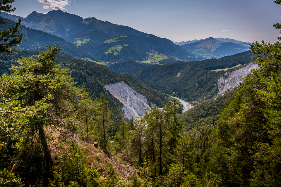 Rheinschlucht mit Flusslandschaft, grünen Wäldern und Berghängen im Sommer – Graubünden Schweiz – Jan Geerk Fotograf Basel