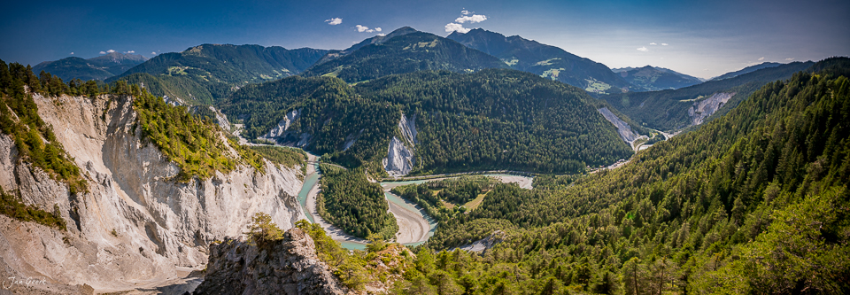 Rheinschlucht bei Flims mit Bergpanorama, Flussschleife und Felswänden im Sommer, Graubünden Schweiz – Jan Geerk Fotograf Basel