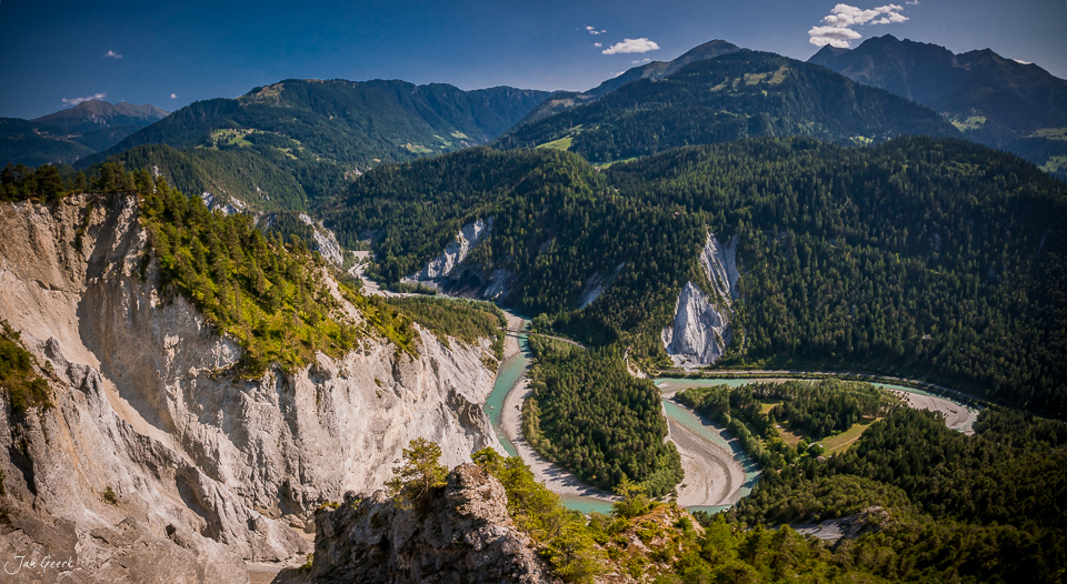 Rheinschlucht mit türkisem Fluss, steilen Kalkfelsen und Bergwald im Sommer, Graubünden Schweiz – Jan Geerk Fotograf Basel