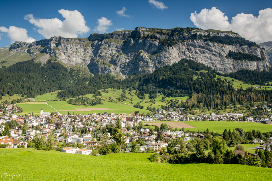 Alpendorf Flims mit Flimserstein Bergmassiv, grüne Wiesen und Wälder, Sommertag, Graubünden Schweiz – Jan Geerk Fotograf Basel