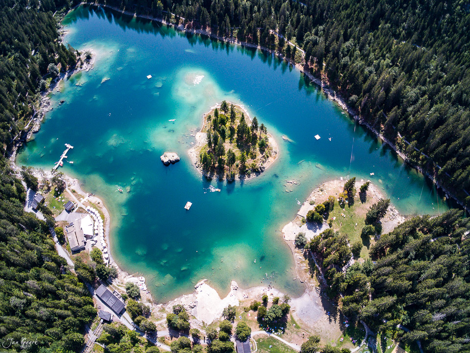 Luftaufnahme Caumasee mit Insel Fichten Sommer Graubünden Schweiz Jan Geerk Fotograf Basel