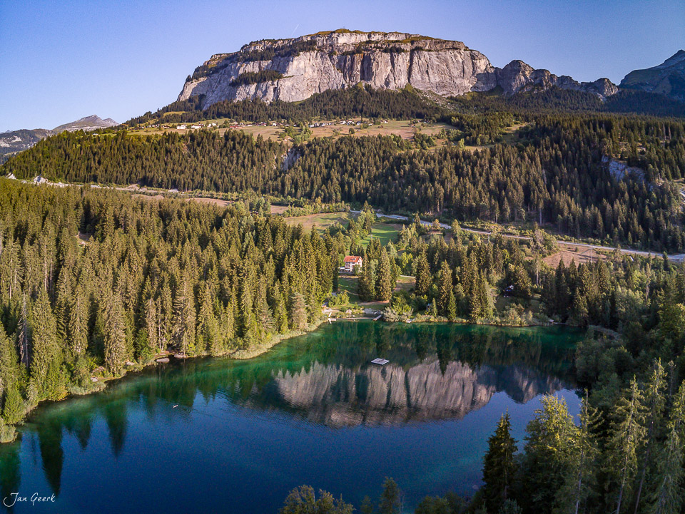 Crestasee mit Flimserstein Bergspiegelung Nadelwälder Graubünden Schweiz Jan Geerk Fotograf Basel