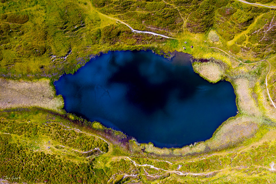 Pascuminersee Luftaufnahme mit alpinen Wäldern im Sommer Graubünden Schweiz Jan Geerk Fotograf Basel