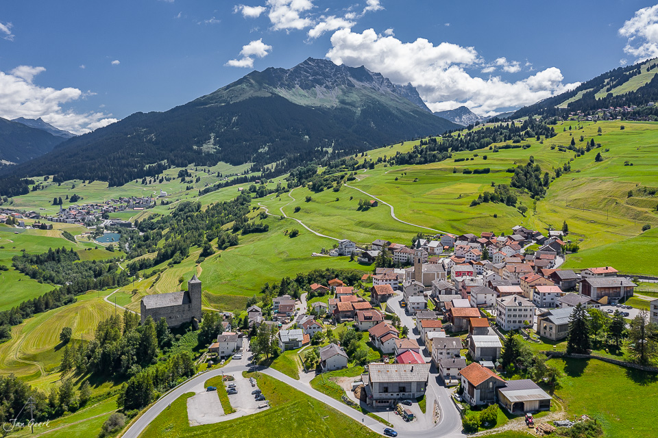 Luftaufnahme Bergdorf Cunter mit Burg Tarasp und Piz Tarasp im Unterengadin Sommer Graubünden Schweiz Jan Geerk Fotograf Basel