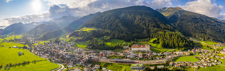 Luftaufnahme Disentis Bergdorf Graubünden Schweiz sonnig Jan Geerk Fotograf Basel