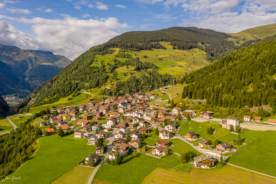 Luftaufnahme Disentis Alpendorf grüne Wiesen Sommer Graubünden Schweiz Jan Geerk Fotograf Basel