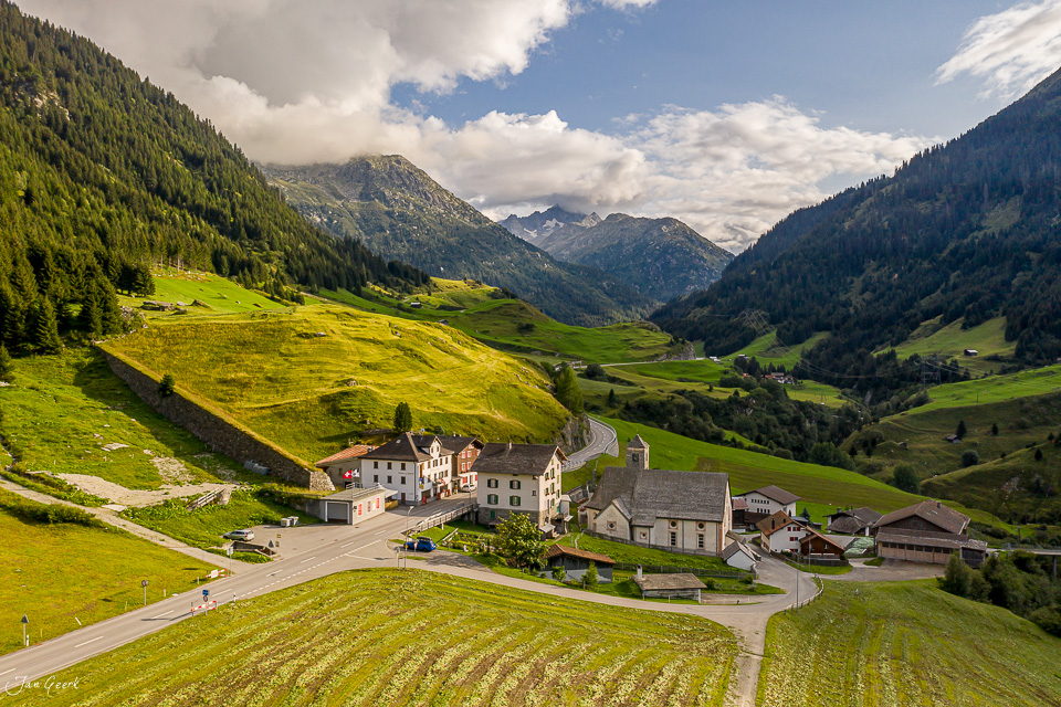 Alpendorf Disentis mit grünen Wiesen, Bergen und traditionellen Häusern im Sommer, Graubünden Schweiz – Jan Geerk Fotograf Basel