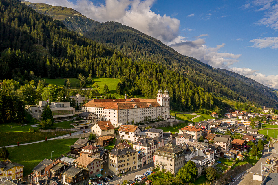 Kloster Disentis Berglandschaft Contera mit Alpenpanoramen und Nadelwäldern unter blauem Himmel Schweiz – Jan Geerk Fotograf Basel
