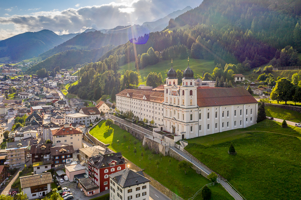 Kloster mit Zwiebeldächern in alpiner Berglandschaft, Sommerlicht, Graubünden Schweiz – Jan Geerk Fotograf Basel