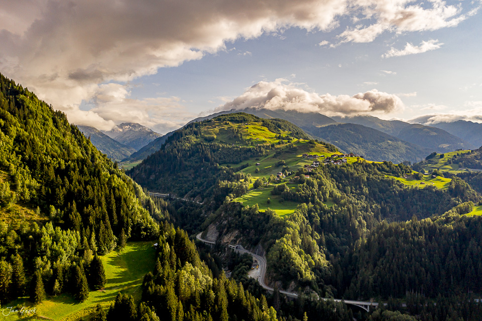 Luftaufnahme Disentis Bergtal mit grünen Wäldern Alpenlandschaft Sommerstimmung Graubünden Schweiz Jan Geerk Fotograf Basel