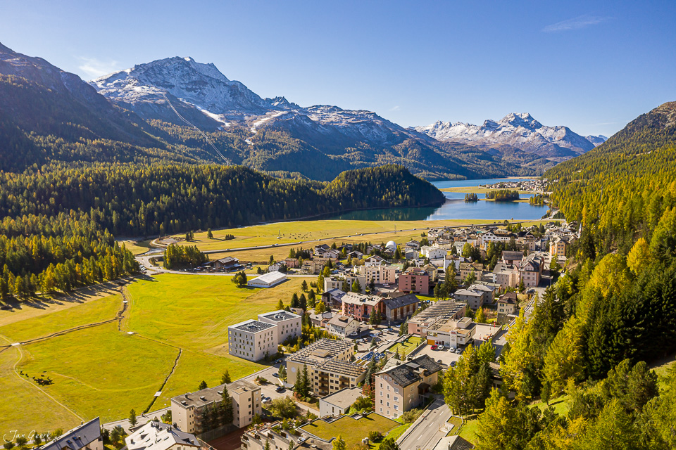 Luftaufnahme von Champfer mit See, Bergen und Lärchenwald im Engadin Graubünden Schweiz – Jan Geerk Fotograf Basel