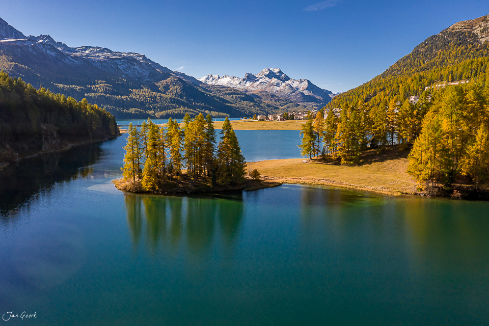 Alpensee mit Lärchenwäldern im Herbst, schneebedeckte Berggipfel, Graubünden Schweiz – Jan Geerk Fotograf Basel