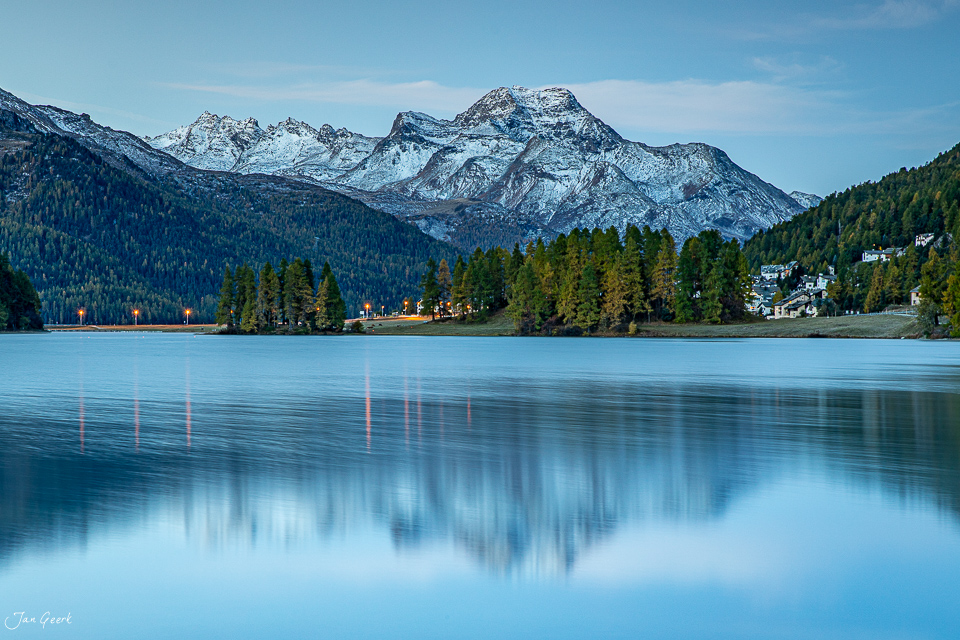 Spiegelglatte Seefläche mit schneebedeckten Bergen und Waldufer am Champfersee Graubünden Schweiz – Jan Geerk Fotograf Basel