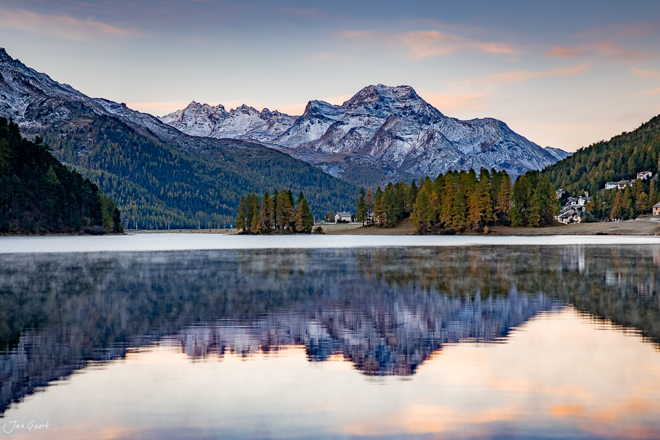 Spiegelglatter Champfersee mit schneebedeckten Bergen und Lärchenwald bei Sonnenaufgang, Engadin Graubünden Schweiz – Jan Geerk Fotograf Basel