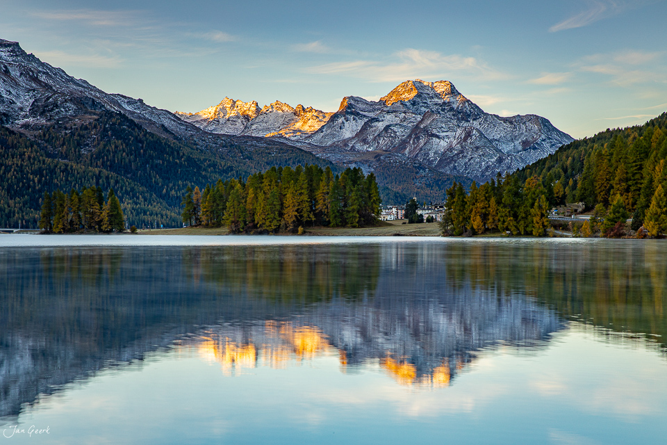Spiegelglatter Champfersee mit schneebedeckten Bergen im Engadin, goldenes Morgenlicht auf Berggipfeln, Schweiz – Jan Geerk Fotograf Basel