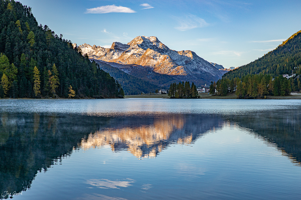 Spiegelglatter Alpensee mit schneebedecktem Berg, Lärchenwälder Herbst Engadin Schweiz – Jan Geerk Fotograf Basel