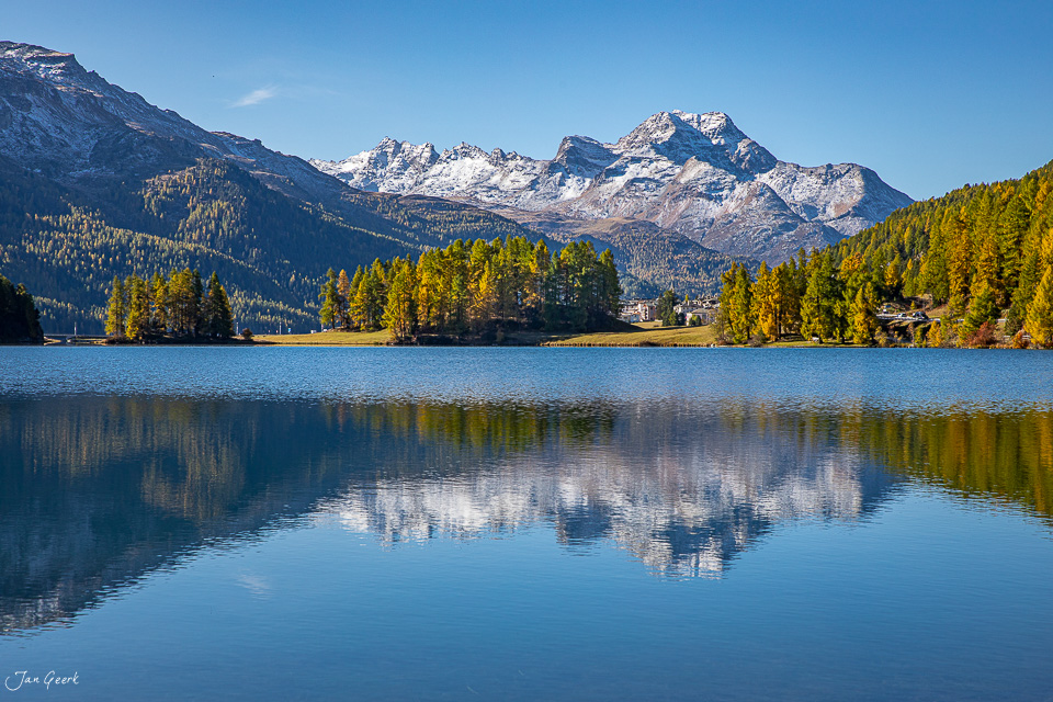 Champfersee mit schneebedeckten Bergen, Lärchenwälder im Herbst, Engadin Graubünden Schweiz – Jan Geerk Fotograf Basel