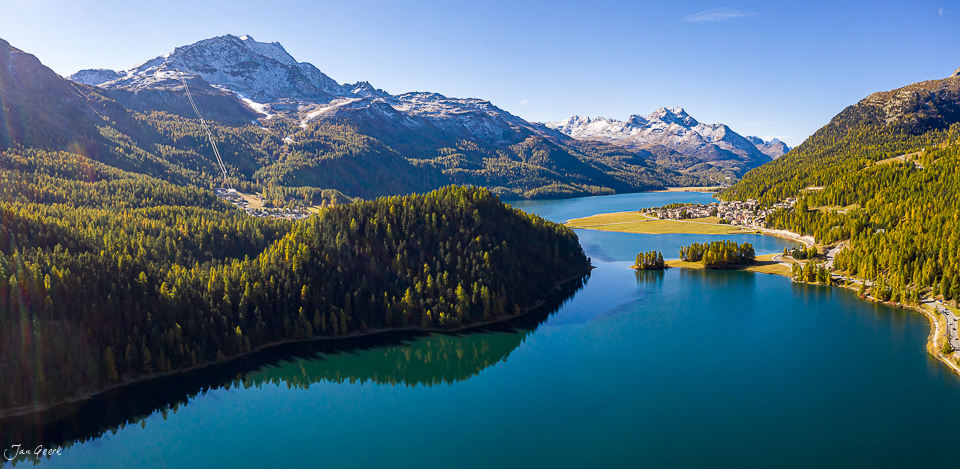 Bergpanorama mit türkisblauem See, schneebedeckten Gipfeln und Fichtenwäldern im Engadin Graubünden Schweiz – Jan Geerk Fotograf Basel