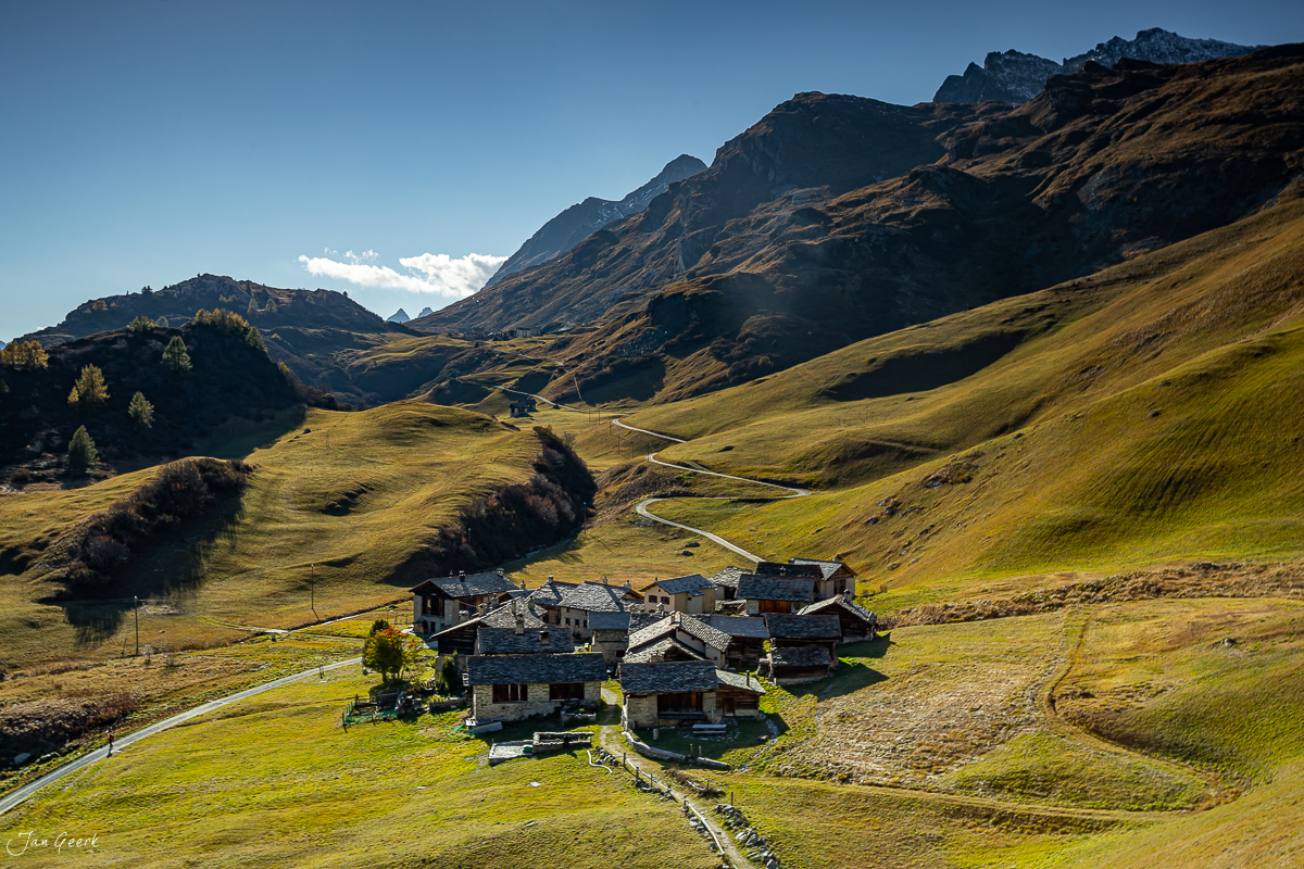 Bergdorf Grevasalvas in der Engadin-Landschaft mit Alpwiesen, Gebirgspanorama und Herbstlicht, Graubünden Schweiz – Jan Geerk Fotograf Basel