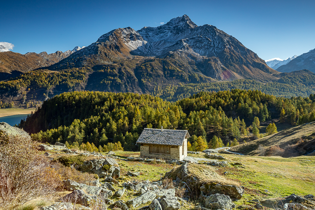 Alpenhütte in Grevasalvas mit Bergpanorama Herbst Engadin Graubünden Schweiz – Jan Geerk Fotograf Basel