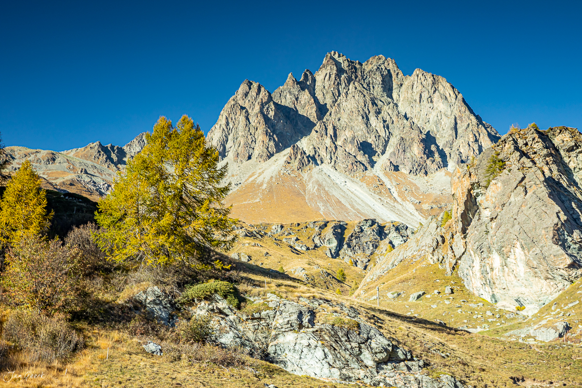 Alpines Bergtal mit Lärchen im Herbst, Engadin Graubünden Schweiz – Jan Geerk Fotograf Basel