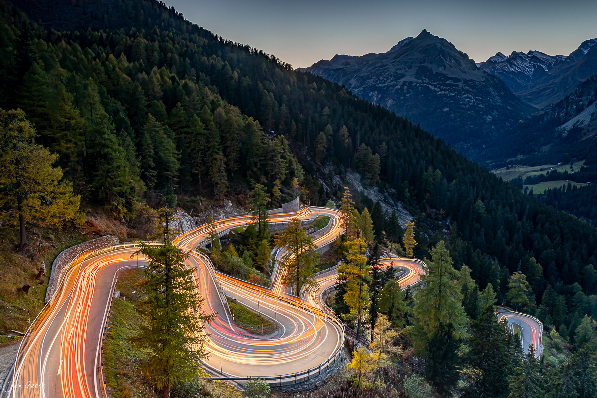Serpentinen mit Lichtspuren in Maloja Graubünden Herbst Schweiz – Jan Geerk Fotograf Basel