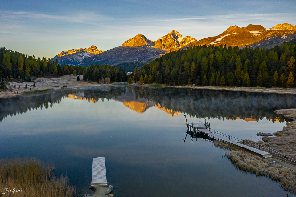 Stazersee mit Stegen und Alpenpanorama im Herbstlicht, Engadin Graubünden Schweiz – Jan Geerk Fotograf Basel