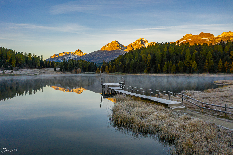 Steg am Stazersee mit Alpengipfeln im goldenen Morgenlicht, Engadin Graubünden Schweiz – Jan Geerk Fotograf Basel