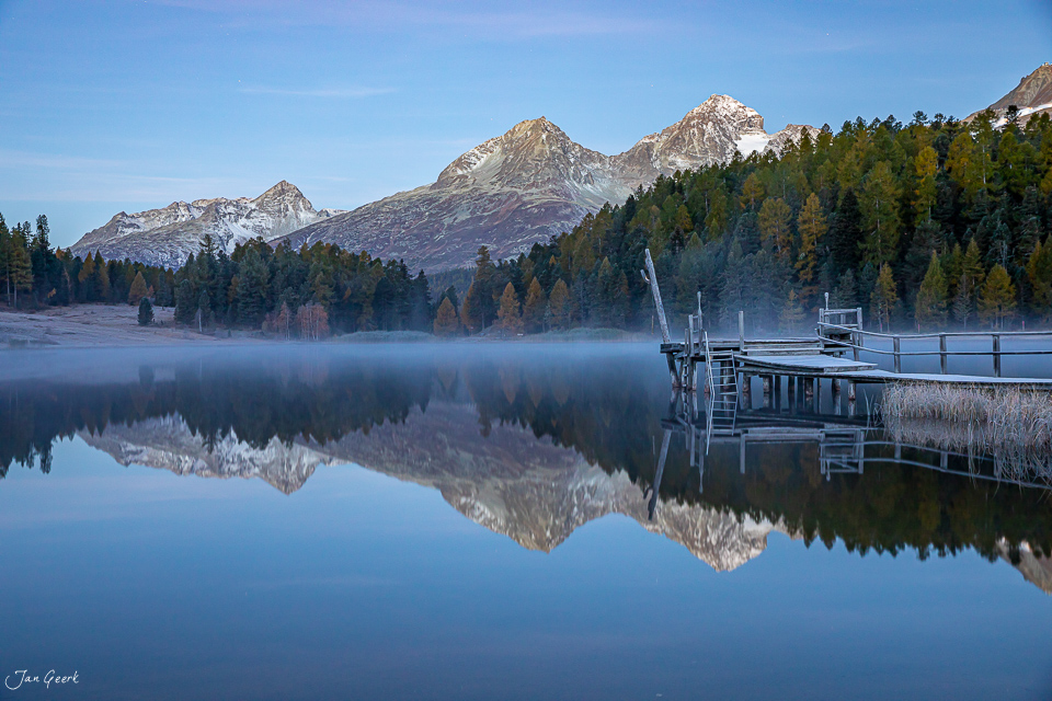 Stazersee mit Spiegelung verschneiter Berggipfel, Herbst, Engadin Graubünden Schweiz – Jan Geerk Fotograf Basel