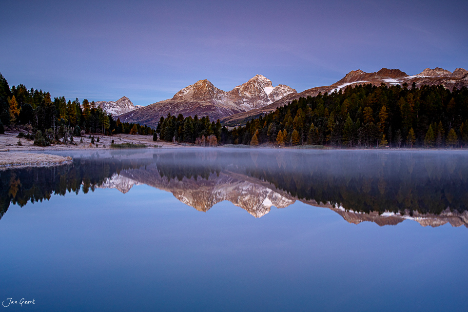 Spiegelglatter See mit schneebedeckten Bergen im Herbst Engadin Graubünden Schweiz Jan Geerk Fotograf Basel