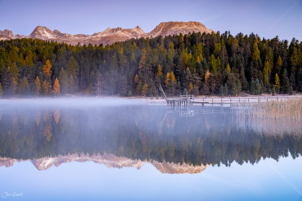 Herbstlicher Stazersee mit Bergspiegelung und Lärchenwäldern im Engadin Graubünden Schweiz Jan Geerk Fotograf Basel