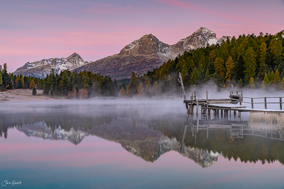 Stazersee mit verschneiten Bergen im Morgennebel, Engadin Graubünden Schweiz – Jan Geerk Fotograf Basel