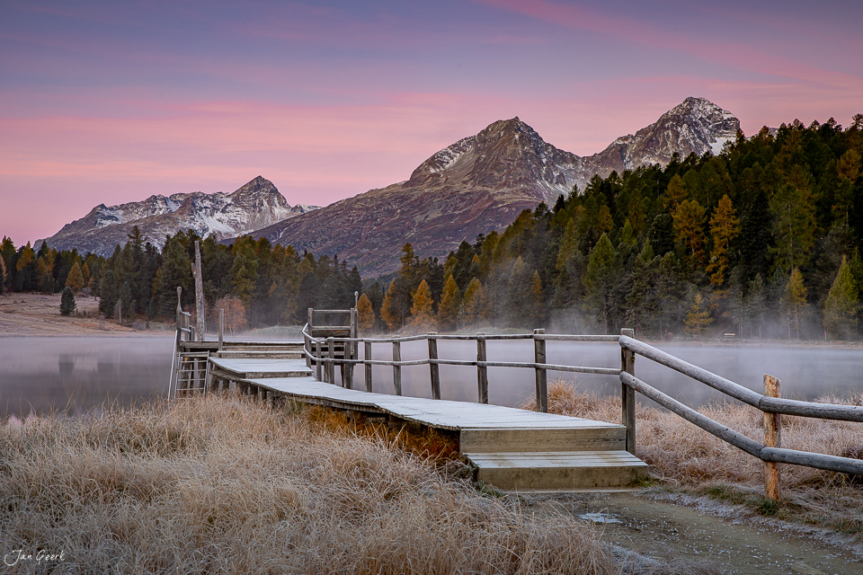 Holzsteg am Stazersee mit verschneiten Bergen im Morgennebel, Engadin Graubünden Schweiz – Jan Geerk Fotograf Basel