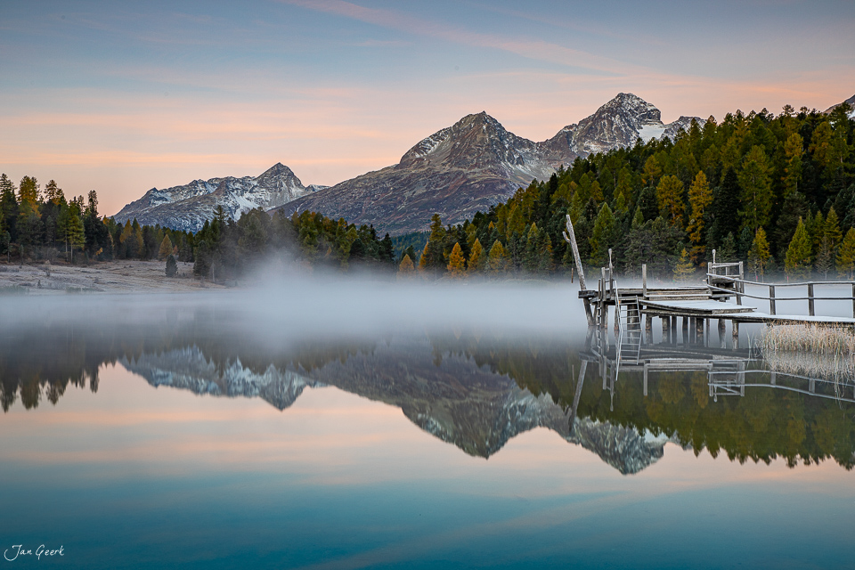 Stazersee im Engadin mit schneebedeckten Bergen, Morgennebel und Spiegelung, Graubünden Schweiz – Jan Geerk Fotograf Basel
