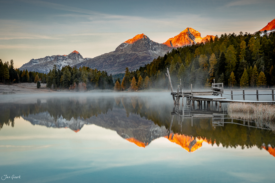 Alpiner See mit Spiegelung und schneebedeckten Bergen im Alpenglow, Stazersee Engadin Graubünden Schweiz – Jan Geerk Fotograf Basel
