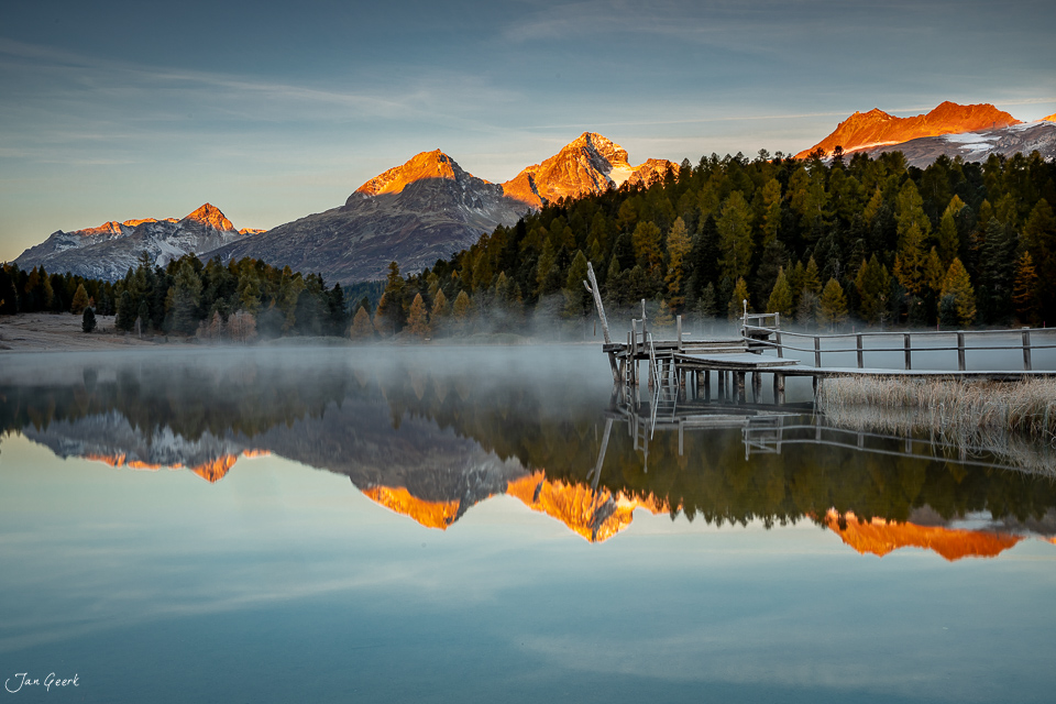 Stazersee mit Spiegelung verschneiter Berggipfel im goldenen Morgenlicht Engadin Graubünden Schweiz Jan Geerk Fotograf Basel