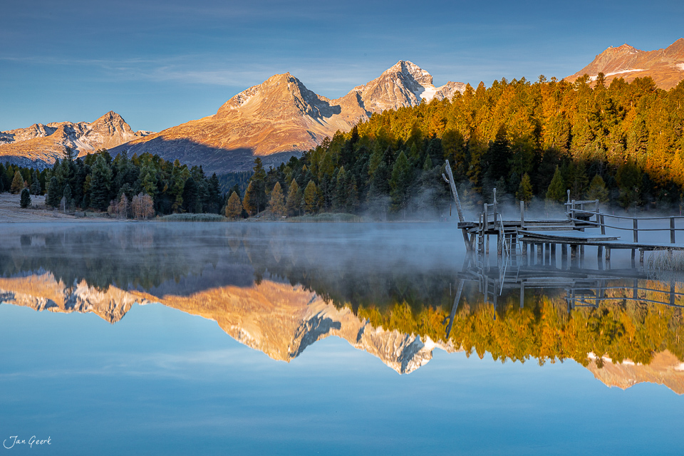 Morgenstimmung am Stazersee mit Spiegelung der schneebedeckten Berge und Lärchenwälder im Engadin, Graubünden, Schweiz – Jan Geerk Fotograf Basel