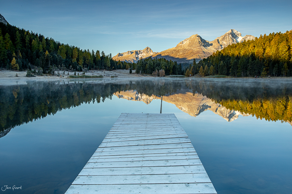 Steg am Stazersee mit Spiegelbild der Berge, Herbststimmung Engadin Schweiz – Jan Geerk Fotograf Basel