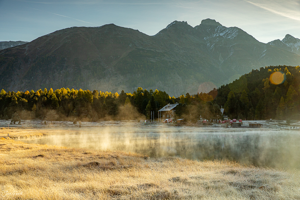 Nebeliger Bergsee mit Lärchenwäldern und schneebedeckten Gipfeln im Engadin Graubünden Schweiz – Jan Geerk Fotograf Basel