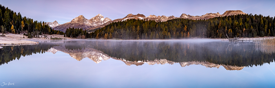 Stazersee mit Spiegelbild schneebedeckter Berge, Engadin Herbst, Graubünden Schweiz – Jan Geerk Fotograf Basel