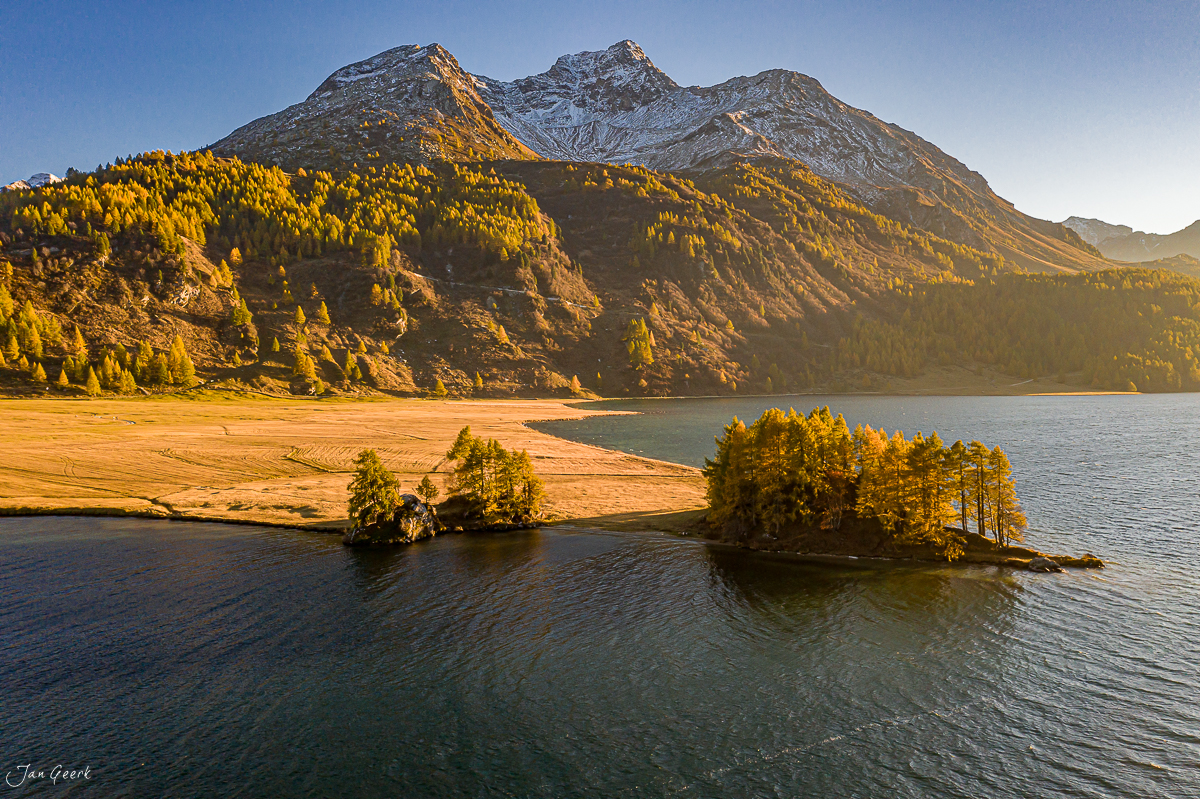 Herbstliche Bergsee-Landschaft mit goldenen Lärchenwald, Silsersee, Engadin, Graubünden, Schweiz – Jan Geerk Fotograf Basel